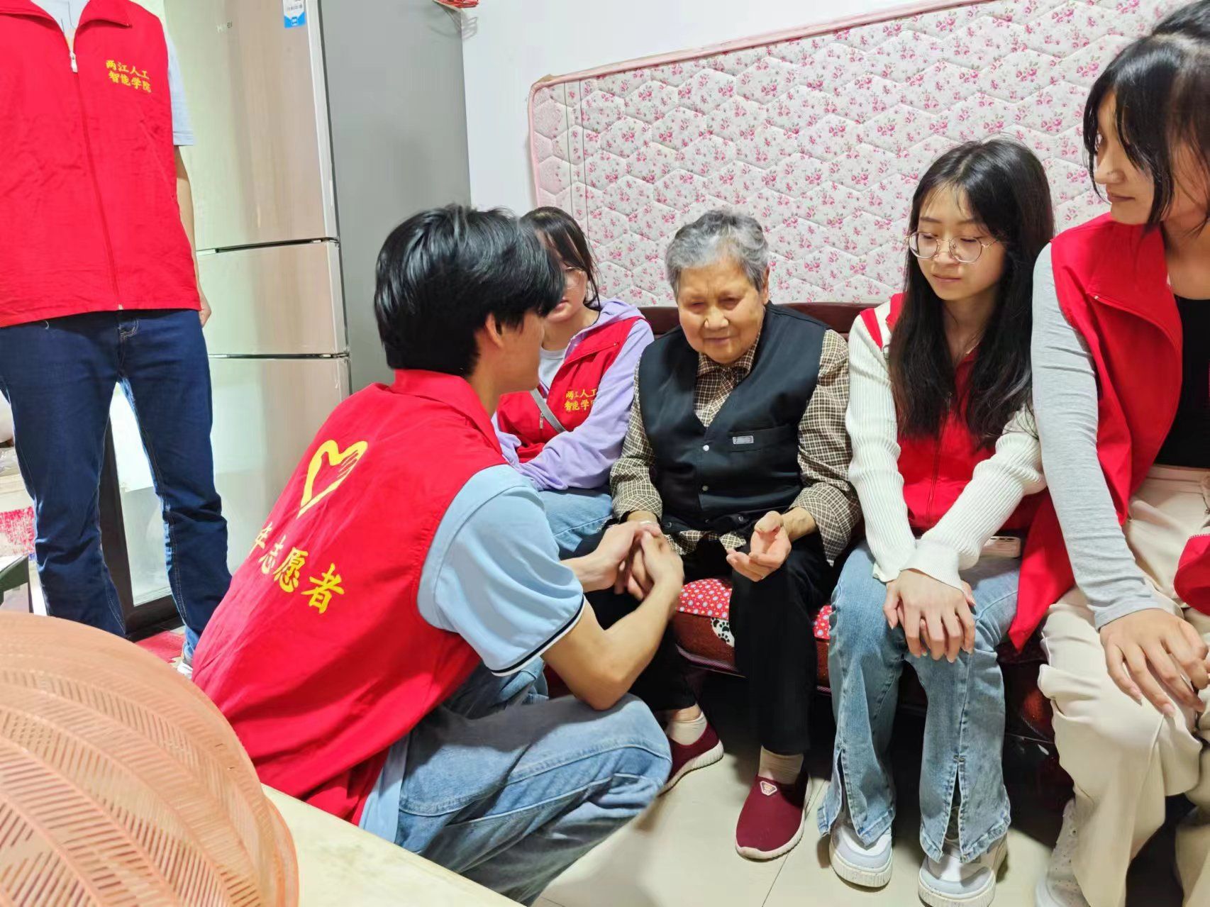 两江人工智能学院开展“扶老助残”主题志愿服务活动 两江人工智能学院 
