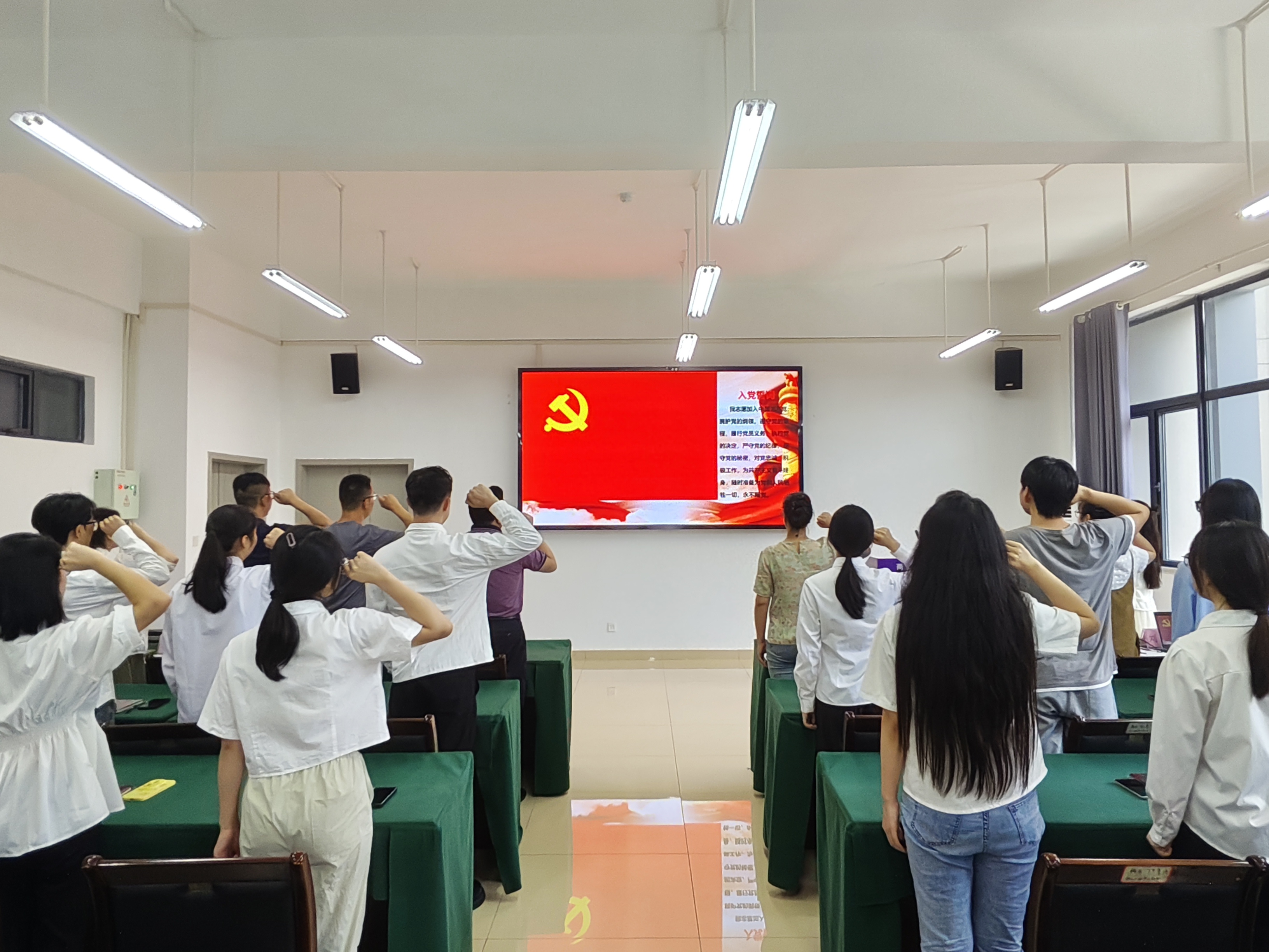 两江人工智能学院举办2025上半年新发展党员入党宣誓仪式-两江人工智能学院